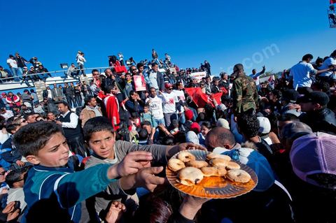 6 février : grand rassemblement des tunisois et des habitants de Sidi Bouzid dans le théâtre de plein air pour l'accueil de la Caravane de Remerciements, au départ de Tunis près de 200 voitures et plusieurs bus se rendent à Sidi Bouzid pour la journée pour un grand moment de rencontres, de remerciemenst et d'échanges entre des tunisois et la population de Sidi Bouzid. L'accueil exceptionnellement chaleureux des habitants de Sidi Bouzid envahit le centre cille de Sidi Bouzid.