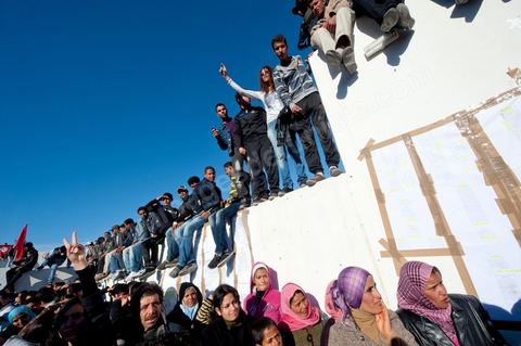 6 février : grand rassemblement des tunisois et des habitants de Sidi Bouzid dans le théâtre de plein air pour l'accueil de la Caravane de Remerciements, au départ de Tunis près de 200 voitures et plusieurs bus se rendent à Sidi Bouzid pour la journée pour un grand moment de rencontres, de remerciemenst et d'échanges entre des tunisois et la population de Sidi Bouzid. L'accueil exceptionnellement chaleureux des habitants de Sidi Bouzid envahit le centre cille de Sidi Bouzid.