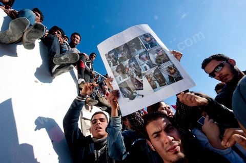 6 février : grand rassemblement des tunisois et des habitants de Sidi Bouzid dans le théâtre de plein air pour l'accueil de la Caravane de Remerciements, au départ de Tunis près de 200 voitures et plusieurs bus se rendent à Sidi Bouzid pour la journée pour un grand moment de rencontres, de remerciemenst et d'échanges entre des tunisois et la population de Sidi Bouzid. L'accueil exceptionnellement chaleureux des habitants de Sidi Bouzid envahit le centre cille de Sidi Bouzid.