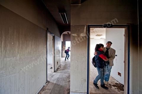 8 février : Cité Ettadhamen dans la banlieue ouest de Tunis, la municipalité a été dévastée et brûlée la nuit du 14 janvier par les gens du quartier, aujourd'hui elle est le lieu de jeux et de visites des jeunes du quartier.