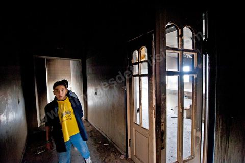 8 février : Cité Ettadhamen dans la banlieue ouest de Tunis, la municipalité a été dévastée et brûlée la nuit du 14 janvier par les gens du quartier, aujourd'hui elle est le lieu de jeux et de visites des jeunes du quartier.