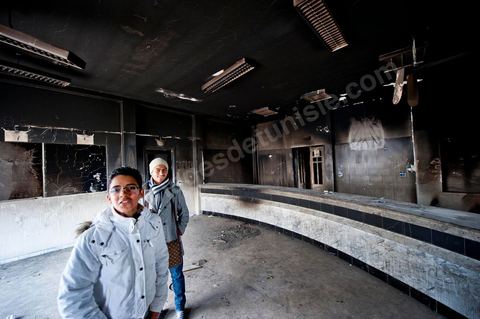 8 février : Cité Ettadhamen dans la banlieue ouest de Tunis, la municipalité a été dévastée et brûlée la nuit du 14 janvier par les gens du quartier, aujourd'hui elle est le lieu de jeux et de visites des jeunes du quartier.