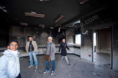 8 février : Cité Ettadhamen dans la banlieue ouest de Tunis, la municipalité a été dévastée et brûlée la nuit du 14 janvier par les gens du quartier, aujourd'hui elle est le lieu de jeux et de visites des jeunes du quartier.