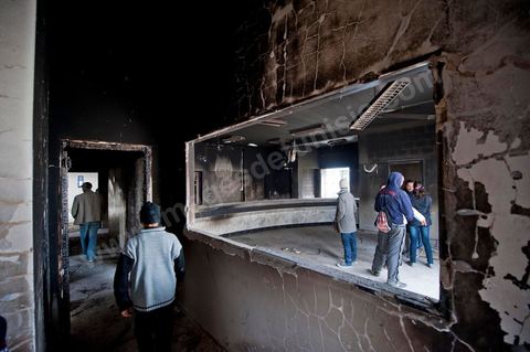 8 février : Cité Ettadhamen dans la banlieue ouest de Tunis, la municipalité a été dévastée et brûlée la nuit du 14 janvier par les gens du quartier, aujourd'hui elle est le lieu de jeux et de visites des jeunes du quartier.