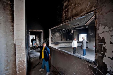 8 février : Cité Ettadhamen dans la banlieue ouest de Tunis, la municipalité a été dévastée et brûlée la nuit du 14 janvier par les gens du quartier, aujourd'hui elle est le lieu de jeux et de visites des jeunes du quartier.