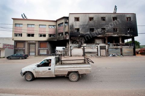 8 février : Cité Ettadhamen dans la banlieue ouest de Tunis, Show room et dépot d'une société de sanitaire sur la rue principale de la cité.