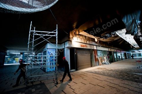 8 février : lLe contre commercial avec toutes ses boutiques. Le centre commercial Tunis City et l'hypermarché Géant de Tunis. Après avoir été pillés, détruits et brûlés dasn la nuit du 14 janvier, le chantier de nettpyage puis de reconstruction a démarré, 10 mois detravaux et de reconstruction sont prévus avant sa réouverture.