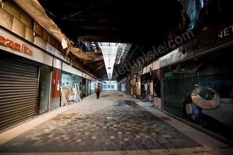 8 février : lLe contre commercial avec toutes ses boutiques. Le centre commercial Tunis City et l'hypermarché Géant de Tunis. Après avoir été pillés, détruits et brûlés dasn la nuit du 14 janvier, le chantier de nettpyage puis de reconstruction a démarré, 10 mois detravaux et de reconstruction sont prévus avant sa réouverture.