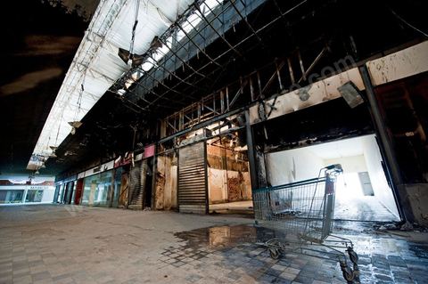 8 février : lLe contre commercial avec toutes ses boutiques. Le centre commercial Tunis City et l'hypermarché Géant de Tunis. Après avoir été pillés, détruits et brûlés dasn la nuit du 14 janvier, le chantier de nettpyage puis de reconstruction a démarré, 10 mois detravaux et de reconstruction sont prévus avant sa réouverture.