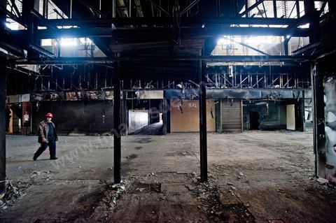 8 février : lLe contre commercial avec toutes ses boutiques. Le centre commercial Tunis City et l'hypermarché Géant de Tunis. Après avoir été pillés, détruits et brûlés dasn la nuit du 14 janvier, le chantier de nettpyage puis de reconstruction a démarré, 10 mois detravaux et de reconstruction sont prévus avant sa réouverture.