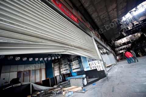 8 février : le centre commercial Tunis City et l'hypermarché Géant de Tunis. Après avoir été pillés, détruits et brûlés dasn la nuit du 14 janvier, le chantier de nettpyage puis de reconstruction a démarré, 10 mois detravaux et de reconstruction sont prévus avant sa réouverture.