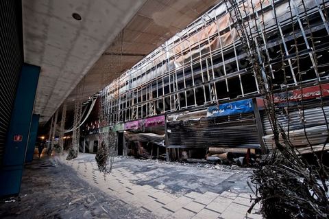 8 février : le centre commercial Tunis City et l'hypermarché Géant de Tunis. Après avoir été pillés, détruits et brûlés dasn la nuit du 14 janvier, le chantier de nettpyage puis de reconstruction a démarré, 10 mois detravaux et de reconstruction sont prévus avant sa réouverture.