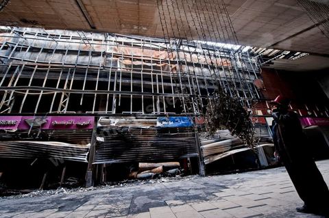 8 février : le centre commercial Tunis City et l'hypermarché Géant de Tunis. Après avoir été pillés, détruits et brûlés dasn la nuit du 14 janvier, le chantier de nettpyage puis de reconstruction a démarré, 10 mois detravaux et de reconstruction sont prévus avant sa réouverture.