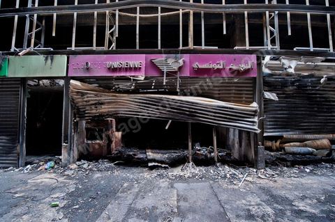 8 février : Le bureau de la Poste Tunisienns dans le centre commercial Tunis City et l'hypermarché Géant de Tunis. Après avoir été pillés, détruits et brûlés dasn la nuit du 14 janvier, le chantier de nettpyage puis de reconstruction a démarré, 10 mois detravaux et de reconstruction sont prévus avant sa réouverture.
