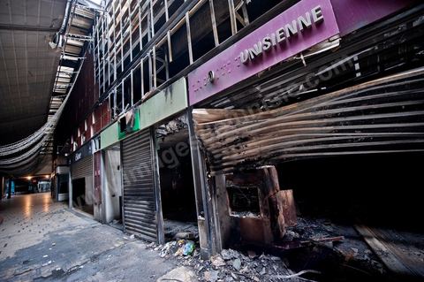 8 février : Le bureau de la Poste Tunisienns dans le centre commercial Tunis City et l'hypermarché Géant de Tunis. Après avoir été pillés, détruits et brûlés dasn la nuit du 14 janvier, le chantier de nettpyage puis de reconstruction a démarré, 10 mois detravaux et de reconstruction sont prévus avant sa réouverture.