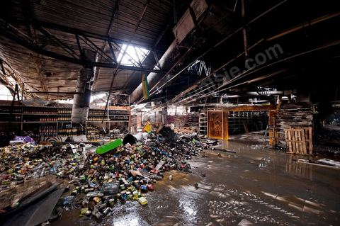 February 8: The interior of the Géant hypermarket and its aisles were completely burned, and part of the ceiling collapsed. The Tunis City shopping center and the Géant hypermarket in Tunis. After being looted, destroyed, and burned on the night of January 14, cleanup and reconstruction efforts have begun; 10 months of work and reconstruction are expected before it reopens.
