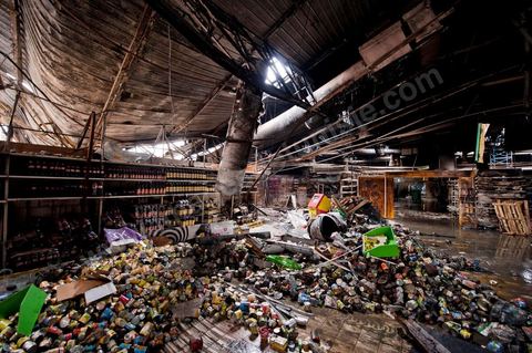 February 8: The interior of the Géant hypermarket and its aisles were completely burned, and part of the ceiling collapsed. The Tunis City shopping center and the Géant hypermarket in Tunis. After being looted, destroyed, and burned on the night of January 14, cleanup and reconstruction efforts have begun; 10 months of work and reconstruction are expected before it reopens.