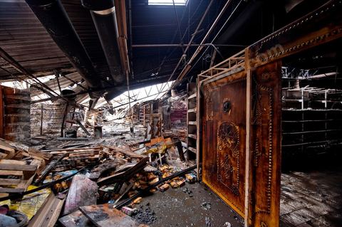 February 8: The interior of the Géant hypermarket and its aisles were completely burned, and part of the ceiling collapsed. The Tunis City shopping center and the Géant hypermarket in Tunis. After being looted, destroyed, and burned on the night of January 14, cleanup and reconstruction efforts have begun; 10 months of work and reconstruction are expected before it reopens.