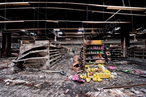 February 8: The interior of the Géant hypermarket and its aisles were completely burned, and part of the ceiling collapsed. The Tunis City shopping center and the Géant hypermarket in Tunis. After being looted, destroyed, and burned on the night of January 14, cleanup and reconstruction efforts have begun; 10 months of work and reconstruction are expected before it reopens.