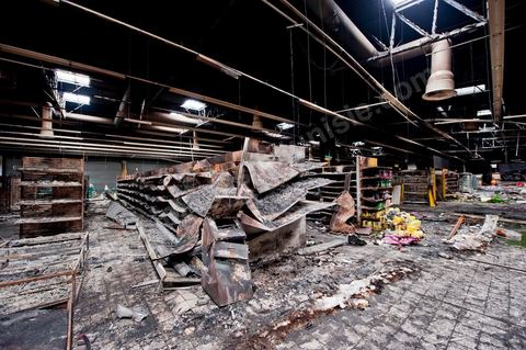 February 8: The interior of the Géant hypermarket and its aisles were completely burned, and part of the ceiling collapsed. The Tunis City shopping center and the Géant hypermarket in Tunis. After being looted, destroyed, and burned on the night of January 14, cleanup and reconstruction efforts have begun; 10 months of work and reconstruction are expected before it reopens.