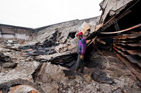 February 8: The interior of the Géant hypermarket and its aisles were completely burned, and part of the ceiling collapsed. The Tunis City shopping center and the Géant hypermarket in Tunis. After being looted, destroyed, and burned on the night of January 14, cleanup and reconstruction efforts have begun; 10 months of work and reconstruction are expected before it reopens.