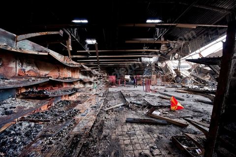 February 8: The interior of the Géant hypermarket and its aisles were completely burned, and part of the ceiling collapsed. The Tunis City shopping center and the Géant hypermarket in Tunis. After being looted, destroyed, and burned on the night of January 14, cleanup and reconstruction efforts have begun; 10 months of work and reconstruction are expected before it reopens.