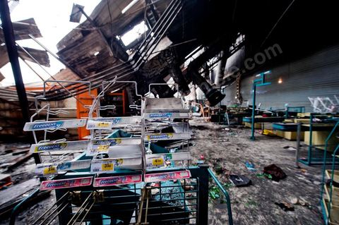 February 8: The interior of the Géant hypermarket and its aisles were completely burned, and part of the ceiling collapsed. The Tunis City shopping center and the Géant hypermarket in Tunis. After being looted, destroyed, and burned on the night of January 14, cleanup and reconstruction efforts have begun; 10 months of work and reconstruction are expected before it reopens.