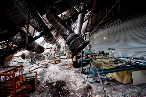 February 8: The interior of the Géant hypermarket and its aisles were completely burned, and part of the ceiling collapsed. The Tunis City shopping center and the Géant hypermarket in Tunis. After being looted, destroyed, and burned on the night of January 14, cleanup and reconstruction efforts have begun; 10 months of work and reconstruction are expected before it reopens.