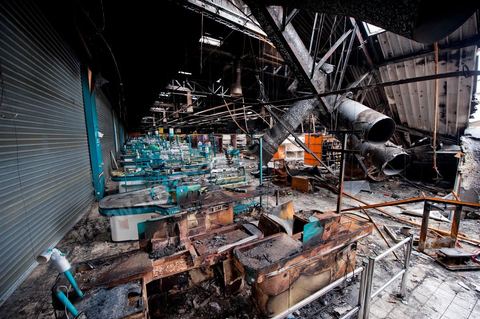 February 8: The interior of the Géant hypermarket and its aisles were completely burned, and part of the ceiling collapsed. The Tunis City shopping center and the Géant hypermarket in Tunis. After being looted, destroyed, and burned on the night of January 14, cleanup and reconstruction efforts have begun; 10 months of work and reconstruction are expected before it reopens.