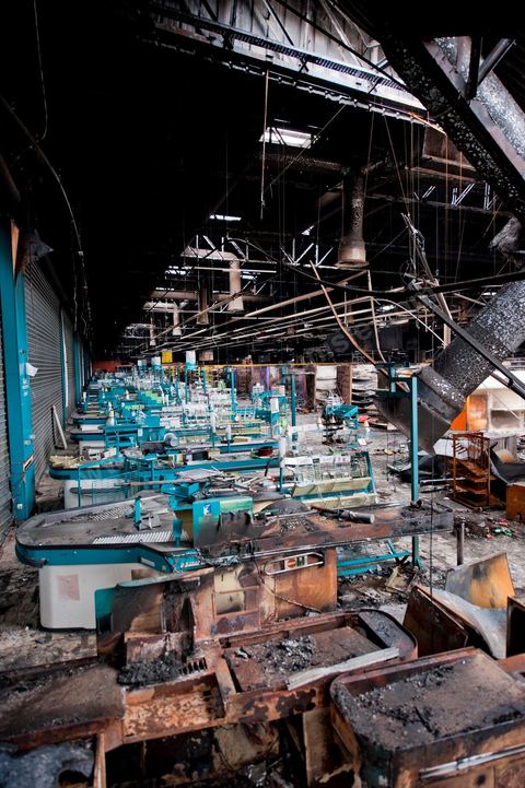 February 8: The interior of the Géant hypermarket and its aisles were completely burned, and part of the ceiling collapsed. The Tunis City shopping center and the Géant hypermarket in Tunis. After being looted, destroyed, and burned on the night of January 14, cleanup and reconstruction efforts have begun; 10 months of work and reconstruction are expected before it reopens.