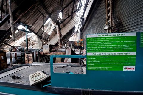 February 8: The interior of the Géant hypermarket and its aisles were completely burned, and part of the ceiling collapsed. The Tunis City shopping center and the Géant hypermarket in Tunis. After being looted, destroyed, and burned on the night of January 14, cleanup and reconstruction efforts have begun; 10 months of work and reconstruction are expected before it reopens.