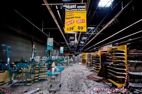 February 8: The interior of the Géant hypermarket and its aisles were completely burned, and part of the ceiling collapsed. The Tunis City shopping center and the Géant hypermarket in Tunis. After being looted, destroyed, and burned on the night of January 14, cleanup and reconstruction efforts have begun; 10 months of work and reconstruction are expected before it reopens.