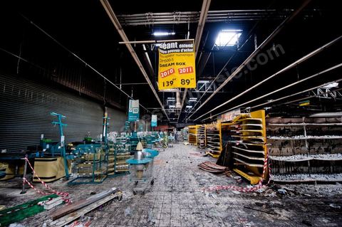 February 8: The interior of the Géant hypermarket and its aisles were completely burned, and part of the ceiling collapsed. The Tunis City shopping center and the Géant hypermarket in Tunis. After being looted, destroyed, and burned on the night of January 14, cleanup and reconstruction efforts have begun; 10 months of work and reconstruction are expected before it reopens.