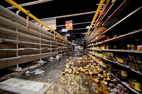 February 8: The interior of the Géant hypermarket and its aisles were completely burned, and part of the ceiling collapsed. The Tunis City shopping center and the Géant hypermarket in Tunis. After being looted, destroyed, and burned on the night of January 14, cleanup and reconstruction efforts have begun; 10 months of work and reconstruction are expected before it reopens.
