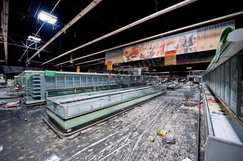 February 8: The interior of the Géant hypermarket and its aisles were completely burned, and part of the ceiling collapsed. The Tunis City shopping center and the Géant hypermarket in Tunis. After being looted, destroyed, and burned on the night of January 14, cleanup and reconstruction efforts have begun; 10 months of work and reconstruction are expected before it reopens.