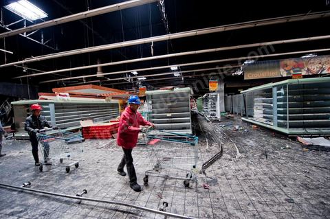 February 8: The interior of the Géant hypermarket and its aisles were completely burned, and part of the ceiling collapsed. The Tunis City shopping center and the Géant hypermarket in Tunis. After being looted, destroyed, and burned on the night of January 14, cleanup and reconstruction efforts have begun; 10 months of work and reconstruction are expected before it reopens.