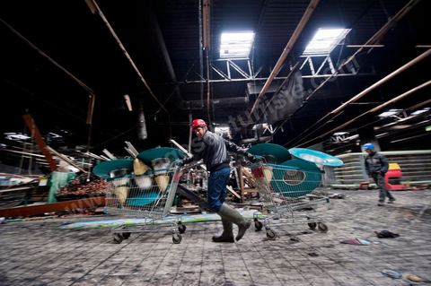 February 8: The interior of the Géant hypermarket and its aisles were completely burned, and part of the ceiling collapsed. The Tunis City shopping center and the Géant hypermarket in Tunis. After being looted, destroyed, and burned on the night of January 14, cleanup and reconstruction efforts have begun; 10 months of work and reconstruction are expected before it reopens.