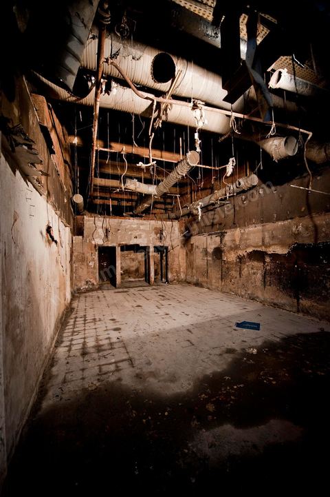 8 février : le centre commercial Tunis City et l'hypermarché Géant de Tunis. Après avoir été pillés, détruits et brûlés dasn la nuit du 14 janvier, le chantier de nettpyage puis de reconstruction a démarré, 10 mois detravaux et de reconstruction sont prévus avant sa réouverture.
