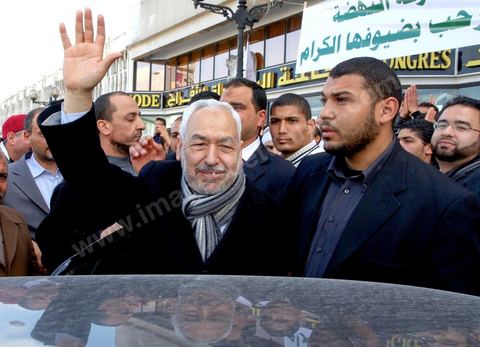 7 février : Rached Ghannouchi à al sortie de la Conférence de presse du parti religieux Annadha pour la presentation par Rached Ghannouchi des nouveaux memebres du bureau du conseil du parti élu le 6 février