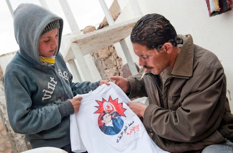 9 février : Salem et son fils Karim à la maison de Mohamed Bouazizi le 40ème jour de sa mort. Avec sa famille proche, mère, oncle, frère et soeurs, et amis du quartier célébration du 40ème jour de la mort de Mohamed Bouazizi. Dans la culture musulmane, le 40ème jour est le jour ou l'âme du défunt quitte la terre pour rejoindre le paradis, mùais aussi le jour où les parents doivent accepter ce départ de l'etre cher, le jour où l'on décrète la fin du deuil. ce jour là les proches de la famille viennent manger à la maison de la famille du défunt.