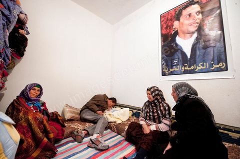 9 février : dans la chambre, les femmes de la famille entourent le nouveau né Omar le fils de Salem, le frère de Mohamed. Omar est né le 17 décembre 2010 soit le jour de l'immolation de Mohamed Bouazizi. A la maison de Mohamed Bouazizi le 40ème jour de sa mort. Avec sa famille proche, mère, oncle, frère et soeurs, et amis du quartier célébration du 40ème jour de la mort de Mohamed Bouazizi. Dans la culture musulmane, le 40ème jour est le jour ou l'âme du défunt quitte la terre pour rejoindre le paradis, mùais aussi le jour où les parents doivent accepter ce départ de l'etre cher, le jour où l'on décrète la fin du deuil. ce jour là les proches de la famille viennent manger à la maison de la famille du défunt.