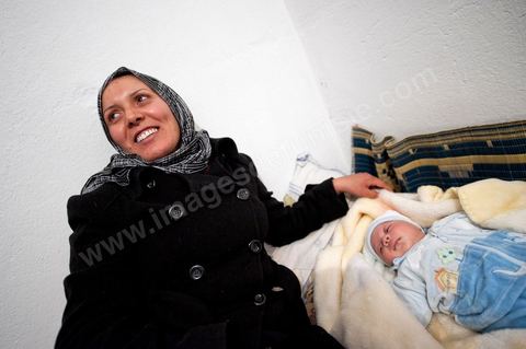 9 février : dans la chambre, les femmes de la famille entourent le nouveau né Omar le fils de Salem, le frère de Mohamed. Omar est né le 17 décembre 2010 soit le jour de l'immolation de Mohamed Bouazizi. A la maison de Mohamed Bouazizi le 40ème jour de sa mort. Avec sa famille proche, mère, oncle, frère et soeurs, et amis du quartier célébration du 40ème jour de la mort de Mohamed Bouazizi. Dans la culture musulmane, le 40ème jour est le jour ou l'âme du défunt quitte la terre pour rejoindre le paradis, mùais aussi le jour où les parents doivent accepter ce départ de l'etre cher, le jour où l'on décrète la fin du deuil. ce jour là les proches de la famille viennent manger à la maison de la famille du défunt.