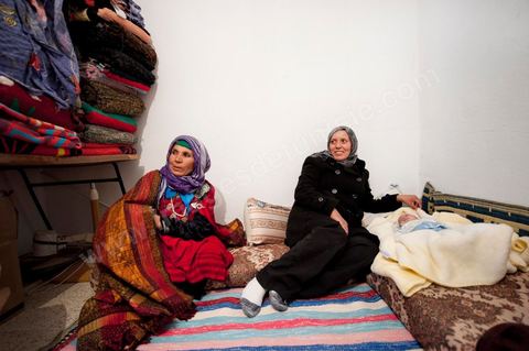 9 février : dans la chambre, les femmes de la famille entourent le nouveau né Omar le fils de Salem, le frère de Mohamed. Omar est né le 17 décembre 2010 soit le jour de l'immolation de Mohamed Bouazizi. A la maison de Mohamed Bouazizi le 40ème jour de sa mort. Avec sa famille proche, mère, oncle, frère et soeurs, et amis du quartier célébration du 40ème jour de la mort de Mohamed Bouazizi. Dans la culture musulmane, le 40ème jour est le jour ou l'âme du défunt quitte la terre pour rejoindre le paradis, mùais aussi le jour où les parents doivent accepter ce départ de l'etre cher, le jour où l'on décrète la fin du deuil. ce jour là les proches de la famille viennent manger à la maison de la famille du défunt.