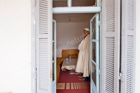 9 février : Homme priant à la maison de Mohamed Bouazizi le 40ème jour de sa mort. Avec sa famille proche, mère, oncle, frère et soeurs, et amis du quartier célébration du 40ème jour de la mort de Mohamed Bouazizi. Dans la culture musulmane, le 40ème jour est le jour ou l'âme du défunt quitte la terre pour rejoindre le paradis, mùais aussi le jour où les parents doivent accepter ce départ de l'etre cher, le jour où l'on décrète la fin du deuil. ce jour là les proches de la famille viennent manger à la maison de la famille du défunt.