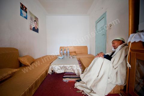 9 février : à la maison de Mohamed Bouazizi le 40ème jour de sa mort. Avec sa famille proche, mère, oncle, frère et soeurs, et amis du quartier célébration du 40ème jour de la mort de Mohamed Bouazizi. Dans la culture musulmane, le 40ème jour est le jour ou l'âme du défunt quitte la terre pour rejoindre le paradis, mùais aussi le jour où les parents doivent accepter ce départ de l'etre cher, le jour où l'on décrète la fin du deuil. ce jour là les proches de la famille viennent manger à la maison de la famille du défunt.