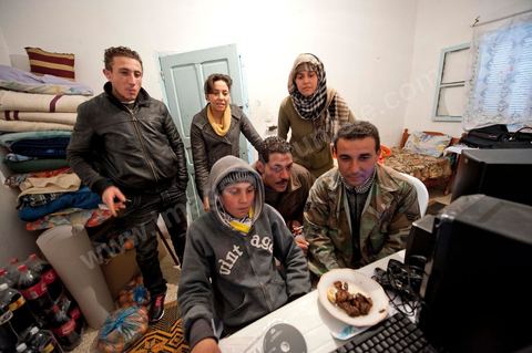 9 février : Frère, soeurs, neveu et amis regardent sur internet les vidéos en hommage à Mohamed Bouaziz. Dans la maison de Mohamed Bouazizi le 40ème jour de sa mort. Avec sa famille proche, mère, oncle, frère et soeurs, et amis du quartier célébration du 40ème jour de la mort de Mohamed Bouazizi. Dans la culture musulmane, le 40ème jour est le jour ou l'âme du défunt quitte la terre pour rejoindre le paradis, mùais aussi le jour où les parents doivent accepter ce départ de l'etre cher, le jour où l'on décrète la fin du deuil. ce jour là les proches de la famille viennent manger à la maison de la famille du défunt.