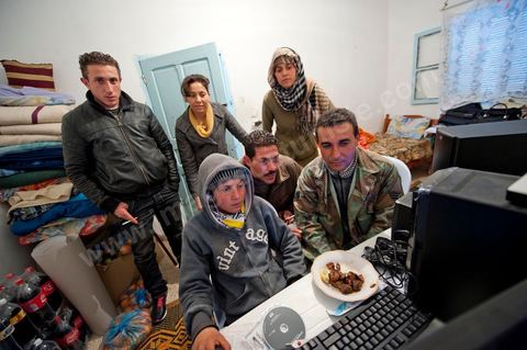 9 février : Frère, soeurs, neveu et amis regardent sur internet les vidéos en hommage à Mohamed Bouaziz. Dans la maison de Mohamed Bouazizi le 40ème jour de sa mort. Avec sa famille proche, mère, oncle, frère et soeurs, et amis du quartier célébration du 40ème jour de la mort de Mohamed Bouazizi. Dans la culture musulmane, le 40ème jour est le jour ou l'âme du défunt quitte la terre pour rejoindre le paradis, mùais aussi le jour où les parents doivent accepter ce départ de l'etre cher, le jour où l'on décrète la fin du deuil. ce jour là les proches de la famille viennent manger à la maison de la famille du défunt.