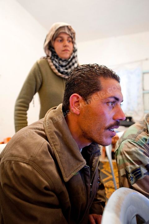 9 février : Salem le frère de Mohamed et sa demi-soeurs regardent sur internet les vidéos en hommage à Mohamed Bouaziz. Dans la maison de Mohamed Bouazizi le 40ème jour de sa mort. Avec sa famille proche, mère, oncle, frère et soeurs, et amis du quartier célébration du 40ème jour de la mort de Mohamed Bouazizi. Dans la culture musulmane, le 40ème jour est le jour ou l'âme du défunt quitte la terre pour rejoindre le paradis, mùais aussi le jour où les parents doivent accepter ce départ de l'etre cher, le jour où l'on décrète la fin du deuil. ce jour là les proches de la famille viennent manger à la maison de la famille du défunt.