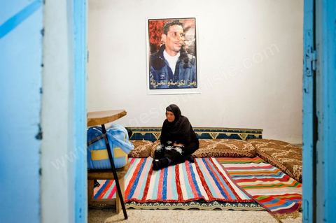 9 février : dans la chambre, la maman de Mohamed à la maison de Mohamed Bouazizi le 40ème jour de sa mort. Avec sa famille proche, mère, oncle, frère et soeurs, et amis du quartier célébration du 40ème jour de la mort de Mohamed Bouazizi. Dans la culture musulmane, le 40ème jour est le jour ou l'âme du défunt quitte la terre pour rejoindre le paradis, mùais aussi le jour où les parents doivent accepter ce départ de l'etre cher, le jour où l'on décrète la fin du deuil. ce jour là les proches de la famille viennent manger à la maison de la famille du défunt.