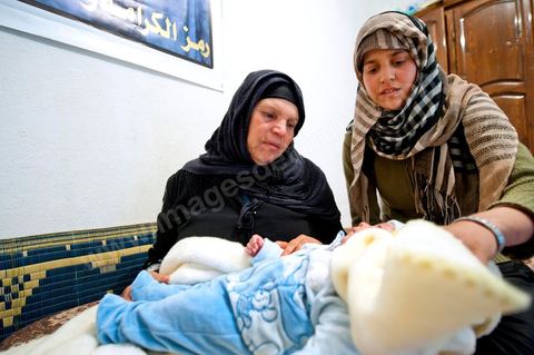 9 février : La maman et sa fille avec Omar le nouveau né de Salem, frère de Mohamed, né le 17 décembre 2010, le jour de l'immolation de Mohamed Bouazizi. A la maison de Mohamed Bouazizi le 40ème jour de sa mort. Avec sa famille proche, mère, oncle, frère et soeurs, et amis du quartier célébration du 40ème jour de la mort de Mohamed Bouazizi. Dans la culture musulmane, le 40ème jour est le jour ou l'âme du défunt quitte la terre pour rejoindre le paradis, mùais aussi le jour où les parents doivent accepter ce départ de l'etre cher, le jour où l'on décrète la fin du deuil. ce jour là les proches de la famille viennent manger à la maison de la famille du défunt.